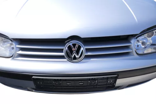 VW Golf 4 Grill Kühlergrill mit VW Zeichen Logo silber LA7W reflexsilber (101337)