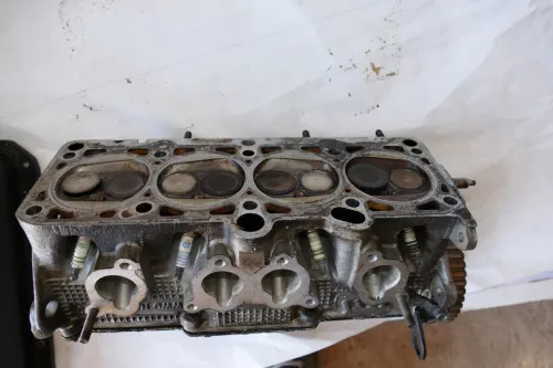 VW Passat 3B A4 Zylinderkopf 1,6 74kw 101PS von Motor ADP (101509)