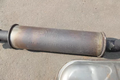 VW Golf 5 V Auspuff Endschalldämpfer hinten 1,4 BUD Motor 59kw 80PS Mittelscha (102006)