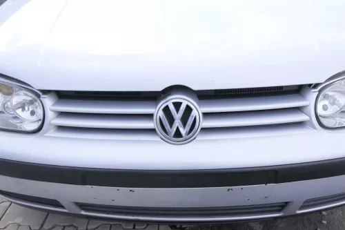 VW Golf 4 Grill Kühlergrill VW Zeichen Logo silber LB7Z (103136)
