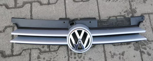 VW Golf 4 Grill Kühlergrill VW Zeichen Logo silber LB7Z