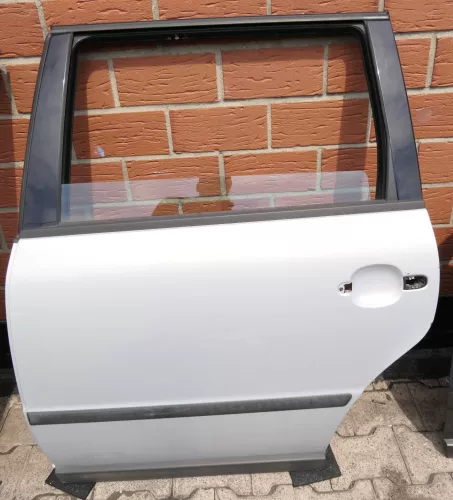VW Passat 3B 3BG Kombi Variant Tür hinten links silber LB7Z