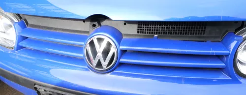 VW Golf 4 Grill Kühlergrill VW Zeichen Logo blau LW5Z
