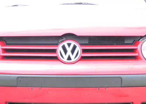 VW Golf 4 Grill Kühlergrill VW Zeichen Logo rot LY3D (114129)