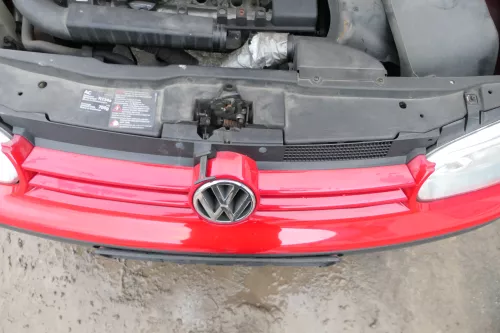 VW Golf 4 Grill Kühlergrill VW Zeichen Logo rot LY3D (114129)