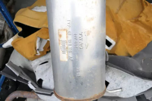 VW Touran Golf 5 Caddy Auspuff Mittelschalldämpfer mitte 2.0 TDI 16V (117149)