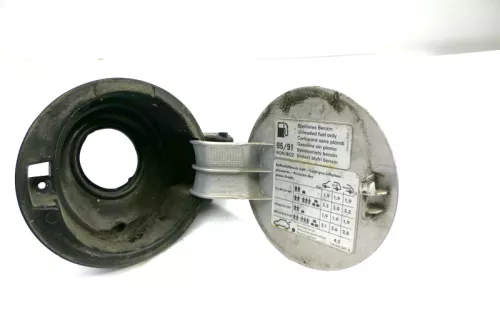 VW Golf 4 Limousine Tankdeckel Deckel Tank Tankverschluß Silber LB7Z --- (121204)