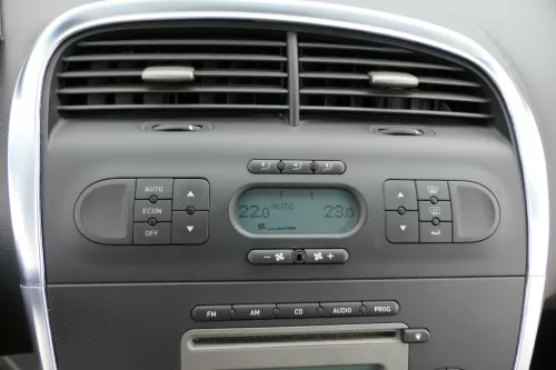 Seat Alatea 5P Mittelkonsole Verkleidung über Radio Klappe Lüftungsdüse schwarz