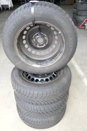 VW Golf 6 Caddy 2K 195/65 R15 91T Winterreifen M+S Felgen Reifen M&S ca. 6mm (141773)