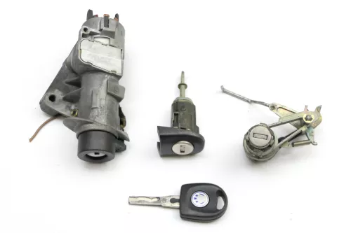 VW Golf 4 Limo Schloßsystem 1x Türschloß 1x Schlüssel Zündschloß Heckschloß OHNE