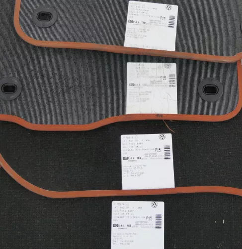 4x Original VW Golf 5 und Plus 5M Fußmatten Fußmatte vorne links rechts hinten (147263)