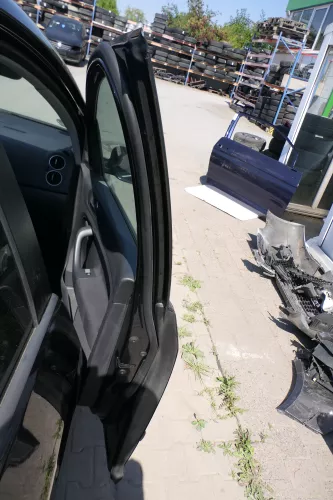 VW Golf Plus 5M Tür vorne rechts Beifahrertür schwarz LC9Z nur Türblatt (150468)