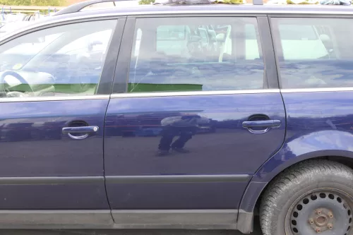VW Passat 3B 3BG Kombi Variant Tür hinten links blau LB5N indigoblau me+ Scheibe