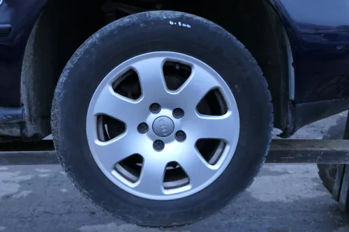 Audi A4 8E A6 4B Alufelgen 195/65 R15 91T Winterreifen Reifen 4-6mm 8E0601025 (152391)