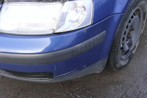 VW Passat 3B Stoßstange vorne Frontstoßstange Stoßfänger blau LR5V Grill (152525)