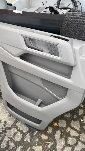 VW Crafter 7C MAN TGE Türverkleidung Verkleidung Tür vorne rechts grau (153151)