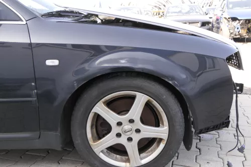 Audi A6 4B Kotflügel vorne rechts schwarz LZ9W (bis ca.Mitte 2001 passend  Delle