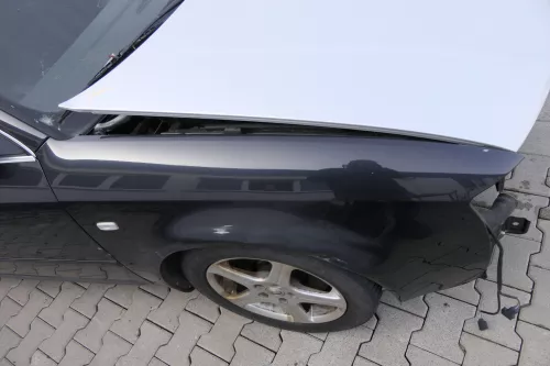 Audi A6 4B Kotflügel vorne rechts schwarz LZ9W (bis ca.Mitte 2001 passend  Delle (155740)