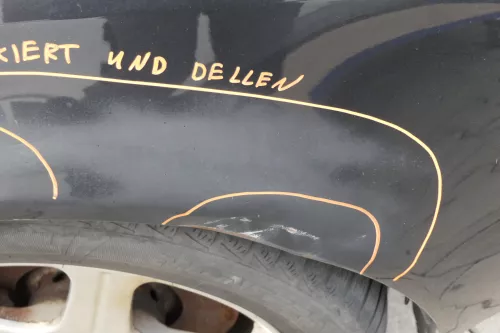 Audi A6 4B Kotflügel vorne rechts schwarz LZ9W (bis ca.Mitte 2001 passend  Delle (155740)