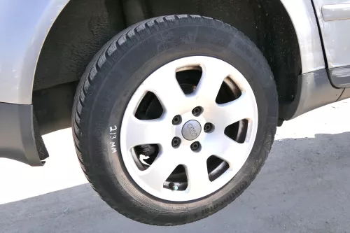 Audi A4 8E A6 4B Alufelgen 195/65 R15 91T Winterreifen Reifen 2-5mm 8E0601025 (156358)