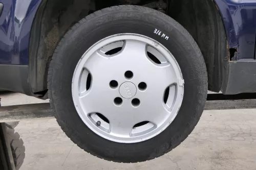 4x Audi A4 100 Alufelgen 195/65 R15 91T Winterreifen Reifen 3-6mm 441601025S (156573)