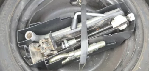 VW Golf 5 1K 6 Plus Bordwerkzeug Pannenset Wagenheber für Ersatzrad Notrad