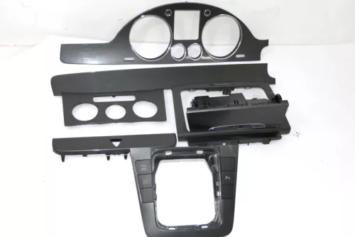 Passat 3C Mittelkonsole Verkleidung um Radio Klappe Abdeckung Dekor schwarz matt