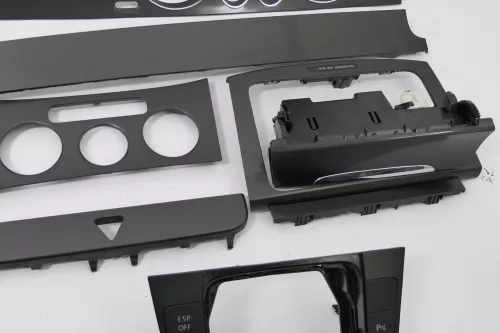 Passat 3C Mittelkonsole Verkleidung um Radio Klappe Abdeckung Dekor schwarz matt (157109)