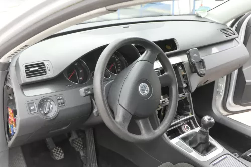 Passat 3C Mittelkonsole Verkleidung Radio Klappe Abdeckung Dekor silber/schwarz