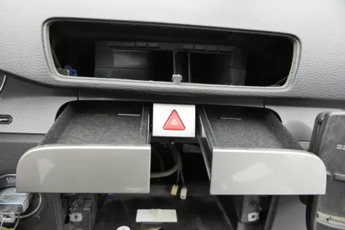 Passat 3C Mittelkonsole Verkleidung Radio Klappe Abdeckung Dekor silber/schwarz (157439)