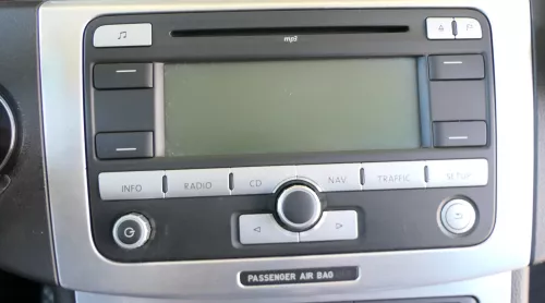 Passat 3C Mittelkonsole Verkleidung Radio Klappe Abdeckung Dekor silber/schwarz (157439)