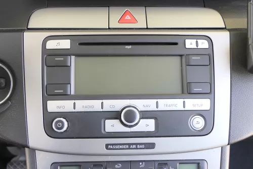 Passat 3C Mittelkonsole Verkleidung Radio Klappe Abdeckung Dekor silber/schwarz (157664)