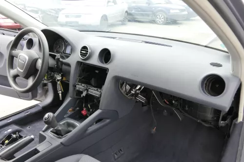 Audi A3 8P Armaturenbrett Cockpit Amaturbrett - ohne Anbauteile - blau