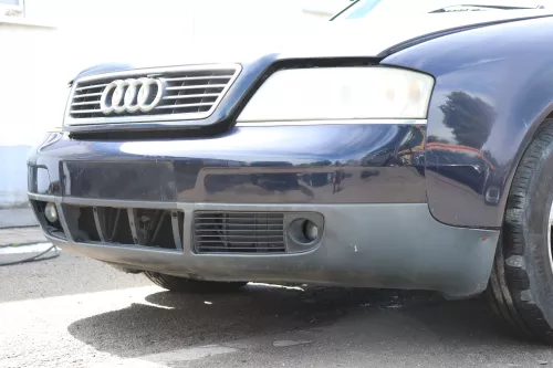 Audi A6 4B Frontstoßstange Stoßstange vorn vorne Stoßfänger blau LZ5L (157984)