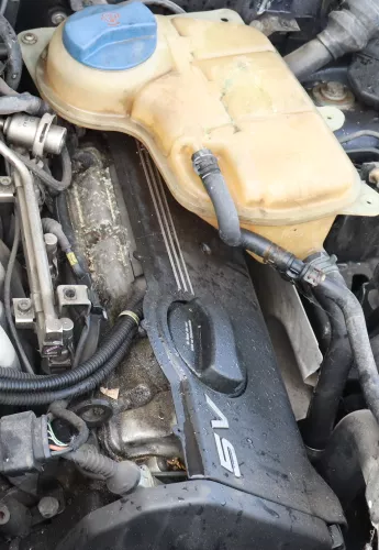 Audi A6 4B A4 Motor Zylinderkopf mit Nockenwelle + Ventile AGG AJG links 2,4 V6