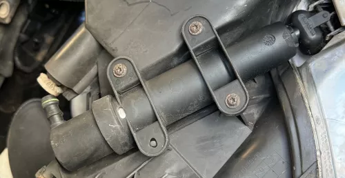 Superb 3U- 1x Düse Scheinwerferreininungsanlage SWR Wischwasser+1x Kappen links (158442)