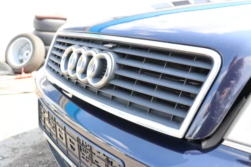 Audi A6 4B ab ca. Bj. 2001 Zeichen Kühlergrill Grill 4B0853651F 3FZ Facelift (158564)
