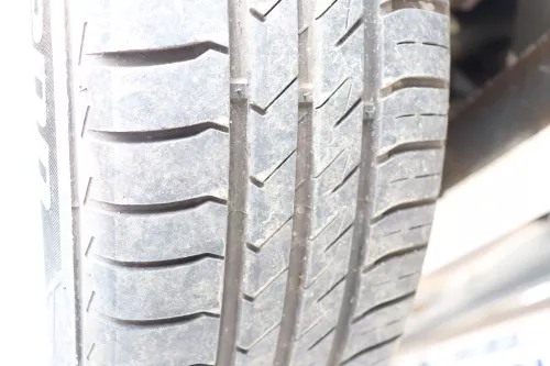 VW Polo 9N Felgen Reifen 165/70 R14 81T Sommerreifen ca. 4-6mm OHNE RADKAPPEN (159040)