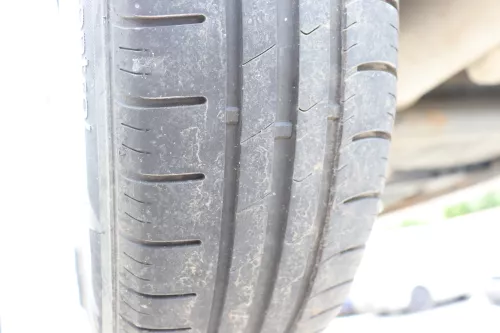 VW Polo 9N Felgen Reifen 165/70 R14 81T Sommerreifen ca. 4-6mm OHNE RADKAPPEN (159040)