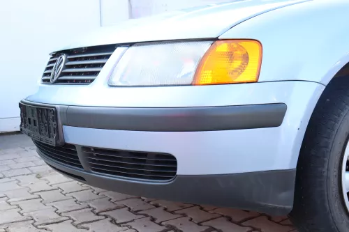 VW Passat 3B Stoßstange vorne Frontstoßstange Stoßfänger blau LL5Y Grill (159121)