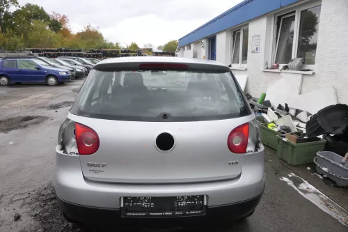 VW Golf 5 V Heckklappe hinten Kofferraumklappe mit Scheibe silber grau LA7W Sil