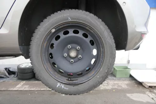 VW Golf 7 5G Reifen Winterreifen 205/55 R16 91TH Stahlfelgen Felgen 3-6mm (163748)