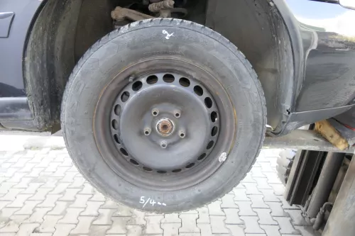 2x A4 B5 A6 4B Passat 3BG Felgen Reifen Winterreifen M+S 195/65 R15 91H ca.4-5mm