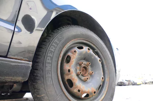 VW Polo 9N Kotflügel vorne rechts schwarz LC9Z bis ca.Bj.2004 - Rost (164312)