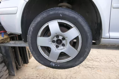 VW Golf 4 Beetle Alufelgen Felgen 195/65 R15 Allwetterreifen 1J0601025B 4-7mm (165314)