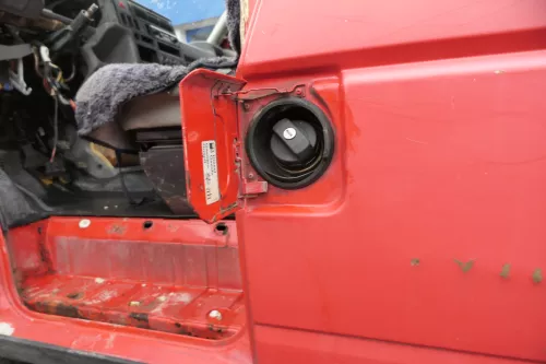 VW T4 Tankdeckel Tankklappe Tank Deckel Klappe rot (165432)