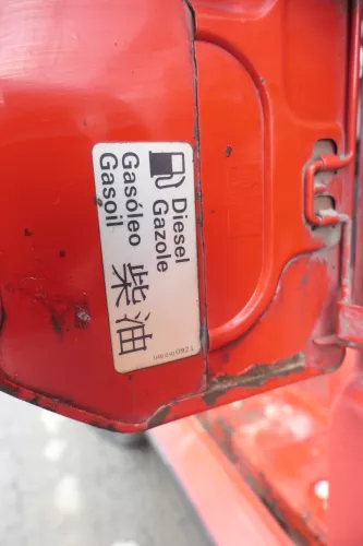 VW T4 Tankdeckel Tankklappe Tank Deckel Klappe rot (165432)