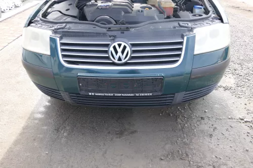 VW Passat 3BG Stoßstange vorne Frontstoßstange Stoßfänger grün LB6G (166566)