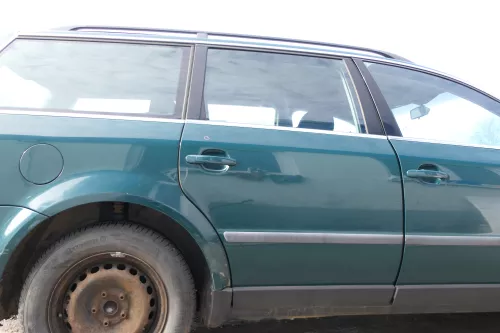 VW Passat 3B 3BG 3B6 Kombi Avant Tür hinten rechts mit Scheibe grün LB6G