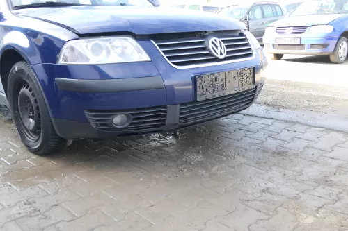 VW Passat 3BG Stoßstange vorne Frontstoßstange Stoßfänger blau LA5E